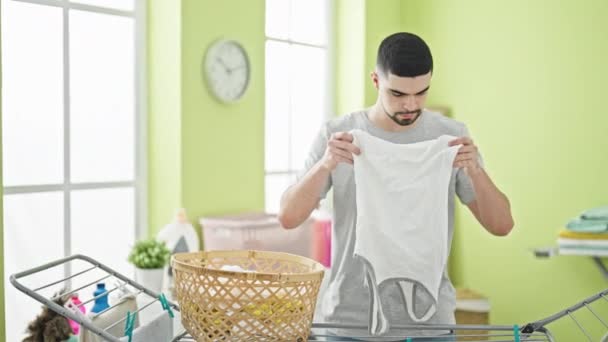 Krásný Pár Lásce Těší Domácí Práce Objímání Pověšení Oblečení Sucho — Stock video