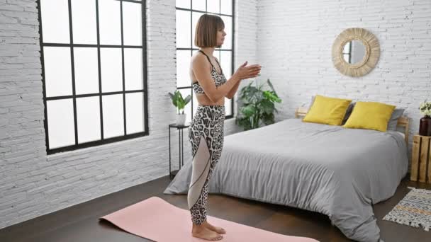 見事な若いヒスパニックの女性は フィット感を保ち トレーニングヨガのエクササイズ アパートの寝室に立って 部屋の中に描かれた運動ライフスタイル — ストック動画