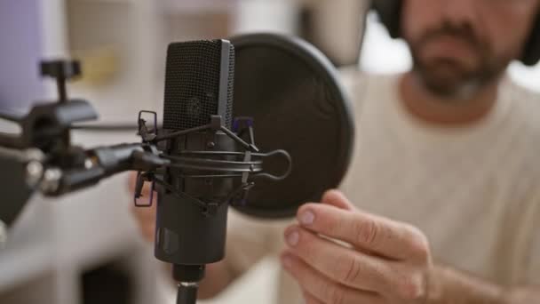 Göz Alıcı Genç Muhabir Canlı Yayın Programını Canlı Radyo Stüdyosunda — Stok video