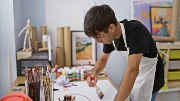 Mladý Pohledný Hispánec Vážně Soustředí Kreslení Studiu Štětcích Paletě — Stock video