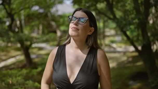 Schöne Junge Hispanische Frau Mit Brille Atmet Mit Geschlossenen Augen — Stockvideo