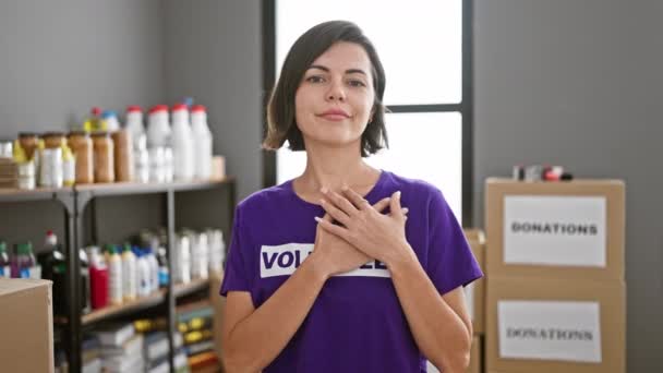 Retrato Conmovedor Una Joven Hermosa Mujer Hispana Ofreciéndose Voluntaria Centro — Vídeo de stock