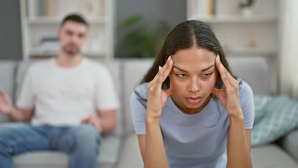 Casal Bonito Estressado Discutindo Sofá Lutando Contra Dores Cabeça Casa — Vídeo de Stock