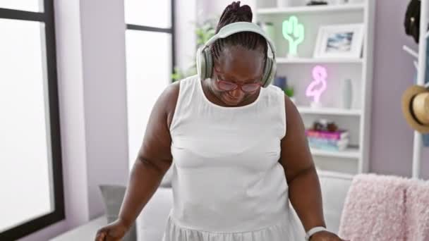 Femme Afro Américaine Joyeuse Groovin Maison Berçant Ses Tresses Appréciant — Video