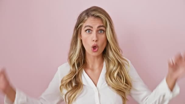 Chocado Surpreso Jovem Loira Vestindo Camisa Sobre Fundo Isolado Rosa — Vídeo de Stock