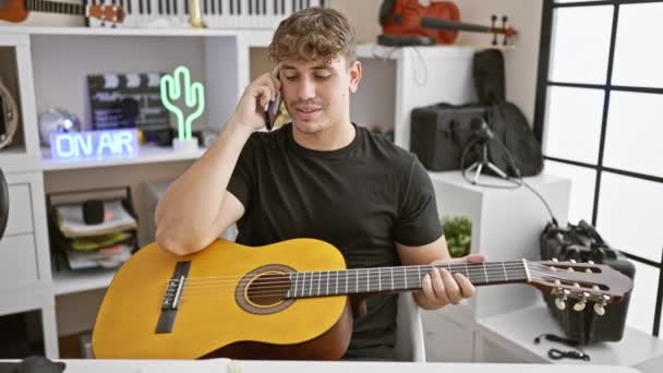 Homem Hispânico Jovem Atraente Habilmente Dedilhando Uma Melodia Clássica Sua — Vídeo de Stock