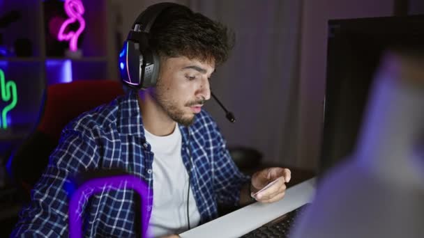 자신감 전문적으로 게임을 어두운 룸에서 컴퓨터에 비디오 게임을 스트리머 미소와 — 비디오
