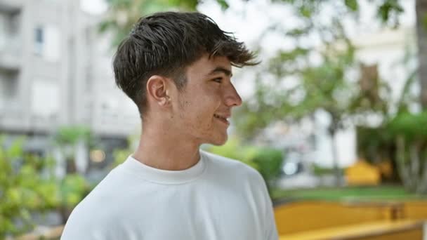 Νεαρός Ισπανόφωνος Έφηβος Χαμογελά Σίγουρος Στέκεται Στο Πάρκο — Αρχείο Βίντεο