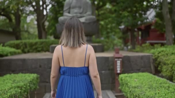 Hermosa Mujer Hispana Gafas Encuentra Paz Rezando Buda Antiguo Templo — Vídeos de Stock