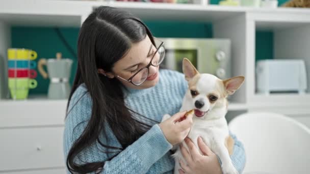 Chihuahua Köpeğiyle Yemek Masasında Oturmuş Kurabiye Yiyen Genç Spanyol Kadın — Stok video