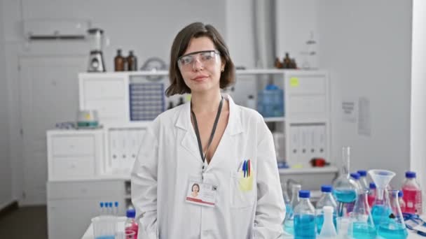 Stralende Jonge Spaanse Vrouw Wetenschapper Vol Vertrouwen Staand Met Een — Stockvideo