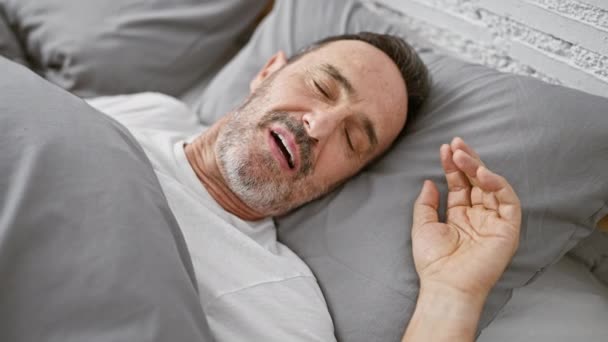Yorgun Gri Saçlı Orta Yaşlı Bir Adam Yatakta Uzanıyor Ağzı — Stok video
