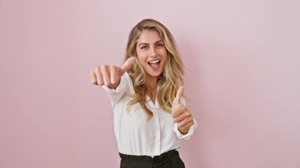 Vrolijke Jonge Blonde Vrouw Shirt Staan Roze Achtergrond Het Aanbieden — Stockvideo