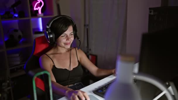 Segerrik Ung Latinamerikansk Kvinna Vacker Spelare Streamer Tryggt Leende Som — Stockvideo