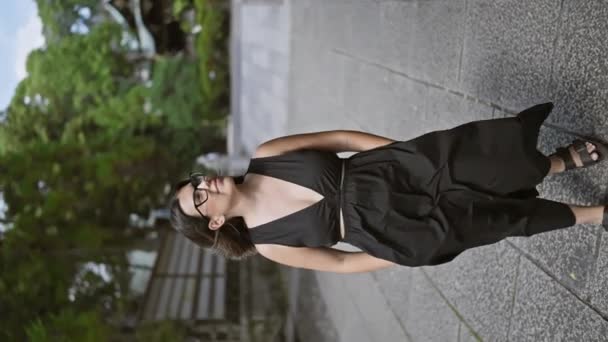 Alegria Inesquecível Kyoto Uma Mulher Hispânica Confiante Despreocupada Bonita Vestindo — Vídeo de Stock