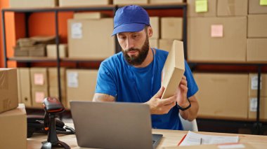 Genç İspanyol ecommerce çalışanı ofiste video görüşmesi yapıyor.