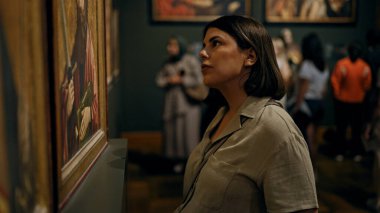 Güzel İspanyol bir kadın Viyana 'daki Belvedere Sarayı' nda sanat galerisini ziyaret ediyor.