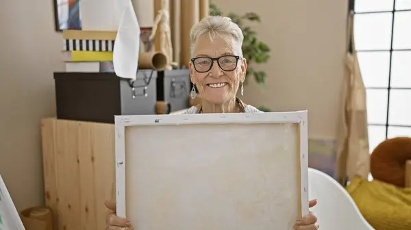 Pewna Siebie Siwowłosa Starsza Artystka Uśmiechnięta Trzymająca Swój Artystyczny Rysunek — Zdjęcie stockowe