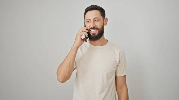 Jovem Hispânico Homem Sorrindo Confiante Falando Smartphone Sobre Fundo Branco — Fotografia de Stock