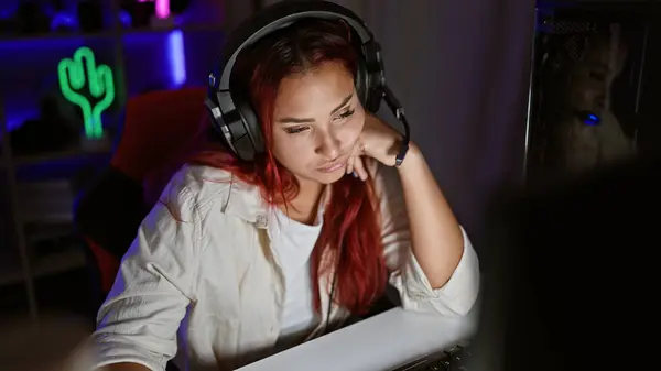 壊れた若い赤毛ストリーマーの女性 仮想ゲームは彼女の暗いゲームルームの影の中で悲しみで終わる — ストック写真