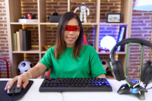 Chińska Kobieta Średnim Wieku Okularach Wirtualnej Rzeczywistości Mrugająca Oczami Przed — Zdjęcie stockowe