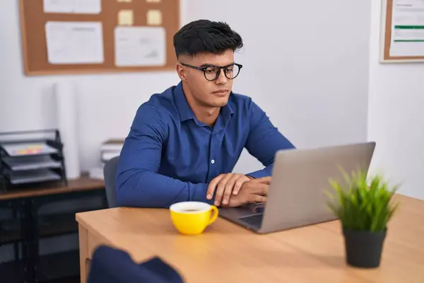 Young Hispanic Man Business Worker Using Laptop Office — Stok fotoğraf