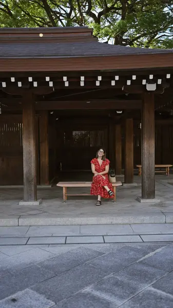Verão Brilhante Templo Meiji Bela Mulher Hispânica Óculos Irradiando Positividade — Fotografia de Stock