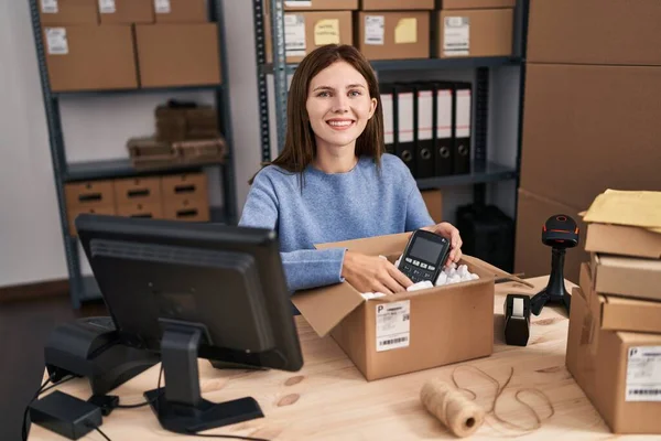 Young Blonde Woman Ecommerce Business Worker Packing Data Phone Cardboard — Stock Photo, Image