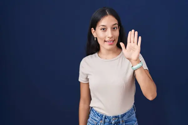 Ung Latinamerikansk Kvinna Står Över Blå Bakgrund Avstår Säga Hej — Stockfoto