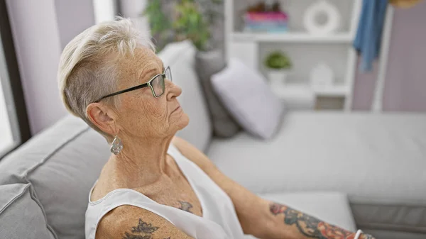 Donna Anziana Dai Capelli Grigi Che Abbraccia Relax Seduta Comodamente — Foto Stock