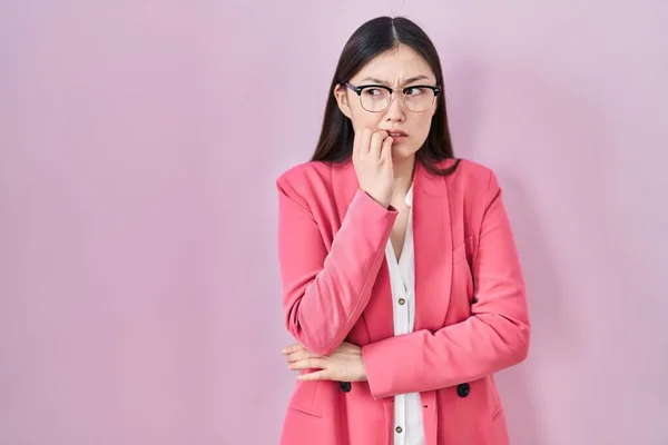 Chinese Zakenvrouw Draagt Een Bril Die Gestresst Nerveus Met Handen — Stockfoto