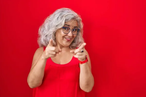 Kırmızı Arka Planda Duran Gri Saçlı Orta Yaşlı Kadın Mutlu — Stok fotoğraf