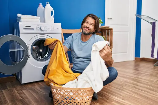 Medelålders Man Ler Säker Tvätt Kläder Tvättstuga — Stockfoto