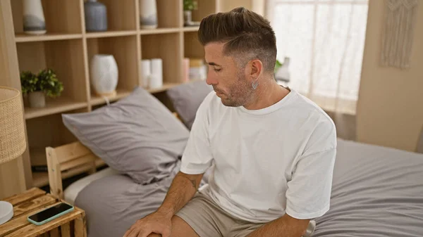 Etkilenmeyen Genç Spanyol Adam Rahat Yatağında Rahatça Oturuyor Yatak Odasında — Stok fotoğraf