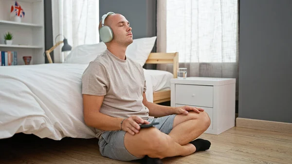 Joven Hispano Escuchando Música Relajado Piso Dormitorio —  Fotos de Stock