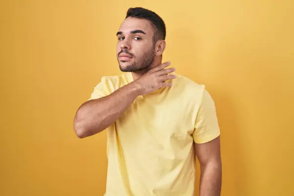 Young Hispanic Man Standing Yellow Background Cutting Throat Hand Knife — Stock Photo, Image