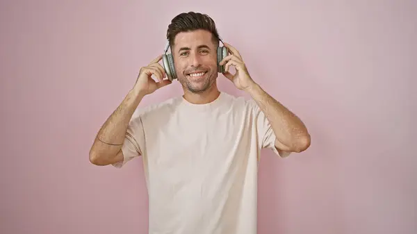 Young Hispanic Man Listening Music Smiling Isolated Pink Background — Stock Photo, Image
