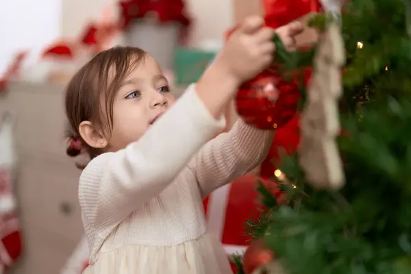 Adorable Chica Decorando Árbol Navidad Pie Casa — Foto de Stock