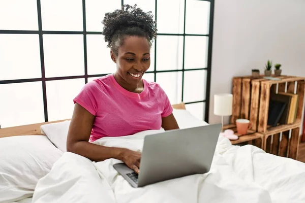 African American Woman Using Laptop Sitting Bed Bedroom — Stock Photo, Image