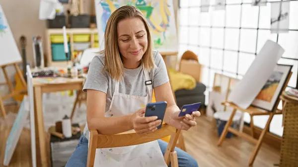 Lächelnde Junge Blonde Künstlerin Mit Kreditkarte Für Online Geschäfte Smartphone — Stockfoto