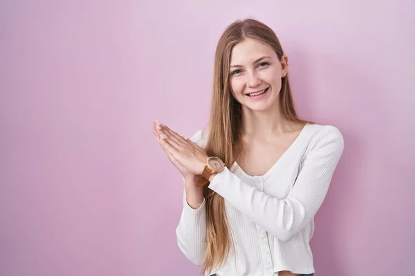 Молодая Белая Женщина Стоящая Розовом Фоне Хлопающая Аплодируя Счастливым Радостным — стоковое фото