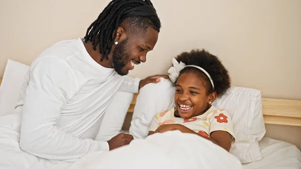 African American Father Daughter Lying Bed Laughing Lot Tickles Bedroom — Stock Photo, Image