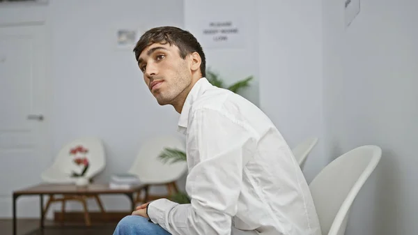 Ciddi Yüzlü Spanyol Bir Adam Bekleme Odasında Oturmuş Etrafa Dikkatlice — Stok fotoğraf