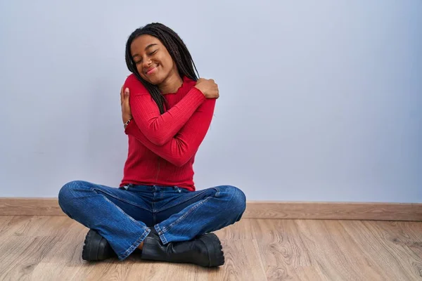 Saçları Örgülü Genç Afro Amerikalı Evinde Oturmuş Kendine Mutlu Olumlu — Stok fotoğraf