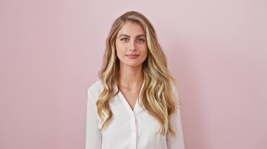 Işıl ışıl sarışın kadın pembe arka planda uzanan elleri kabul ediyor.