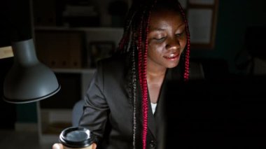 Saçı örgülü, mutlu mesut çalışan, espresso yudumlayan kendine güvenen Afro-Amerikan kadın patronu.