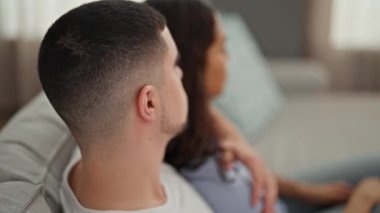 Kanepede birlikte oturan güzel çift evde rahatlamış.