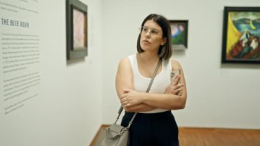Güzel İspanyol bir kadın Viyana 'daki Albertina Müzesi' nde sanat galerisini ziyaret ediyor.