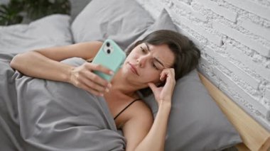 Stresli genç İspanyol güzeli, rahat yatak odasında dinleniyor, telefonu üzücü haberlerle dolduruyor..
