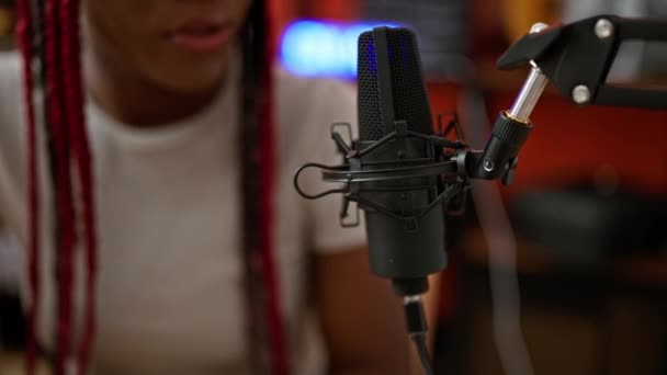 Africká Americká Žena Krade Reflektor Velí Mikrofonu Hudebním Studiu Rozhlasové — Stock video